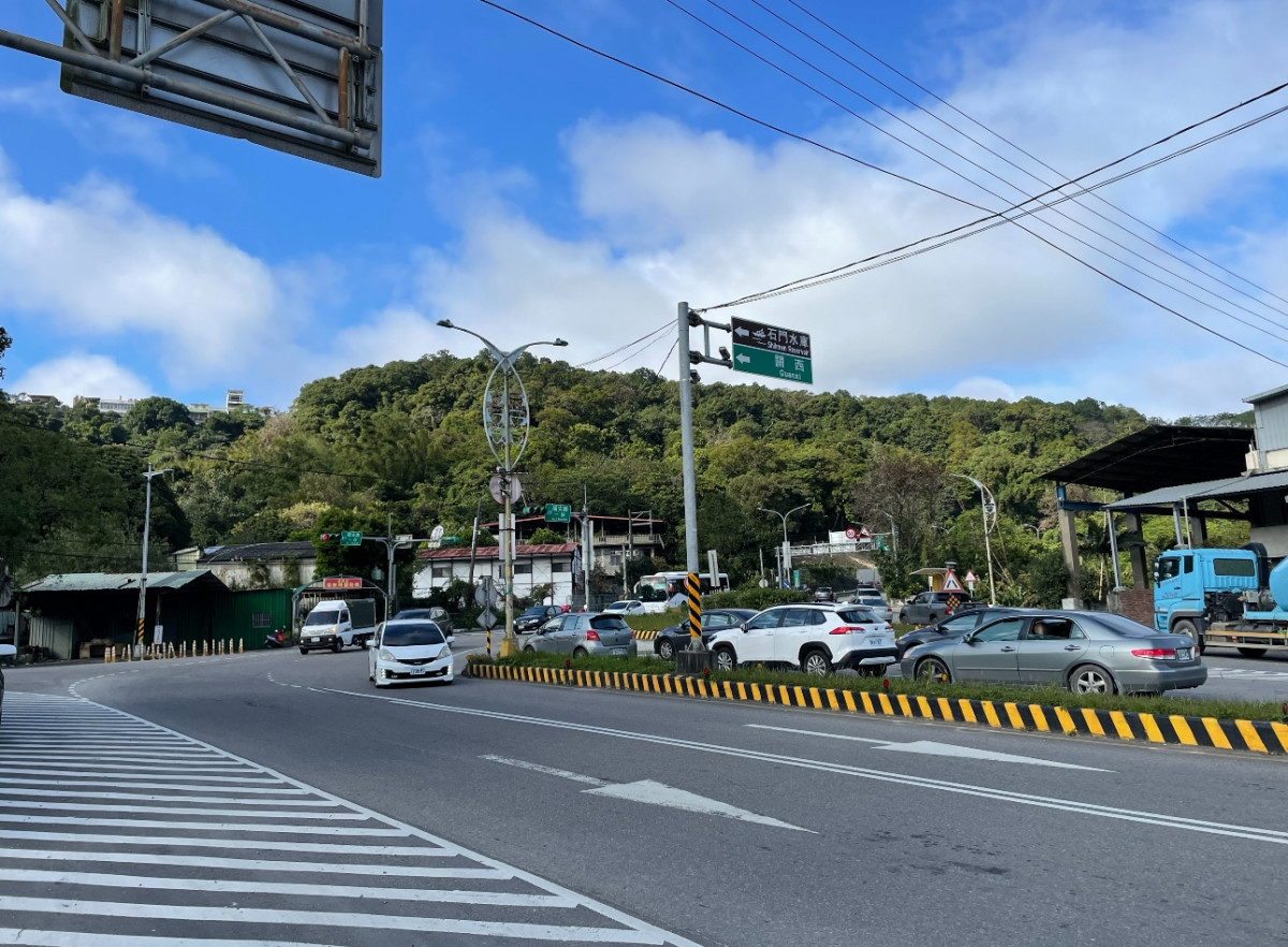 大溪區迎富送窮廟,許多香客慕名前往參香拜廟,大溪警分局規劃疏導交通措施。