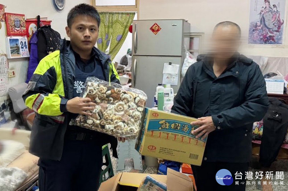 西螺警分局和心派出所員警將物資送到弱勢民眾手中／警方提供