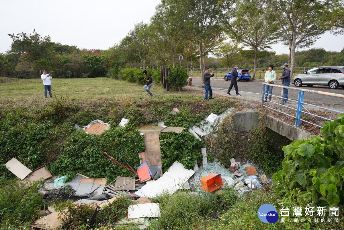 彰化高鐵滯洪池預定地旁溝渠遭棄大量不明廢棄 立委陳素月赴現場會勘協助釐清