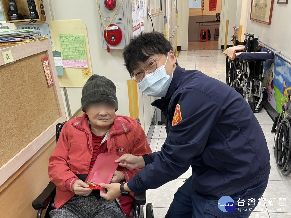 中壢分局自強派出所特別帶著善心人士捐贈的壽麵前往轄內慈恩老人長期照顧中心關懷長者。