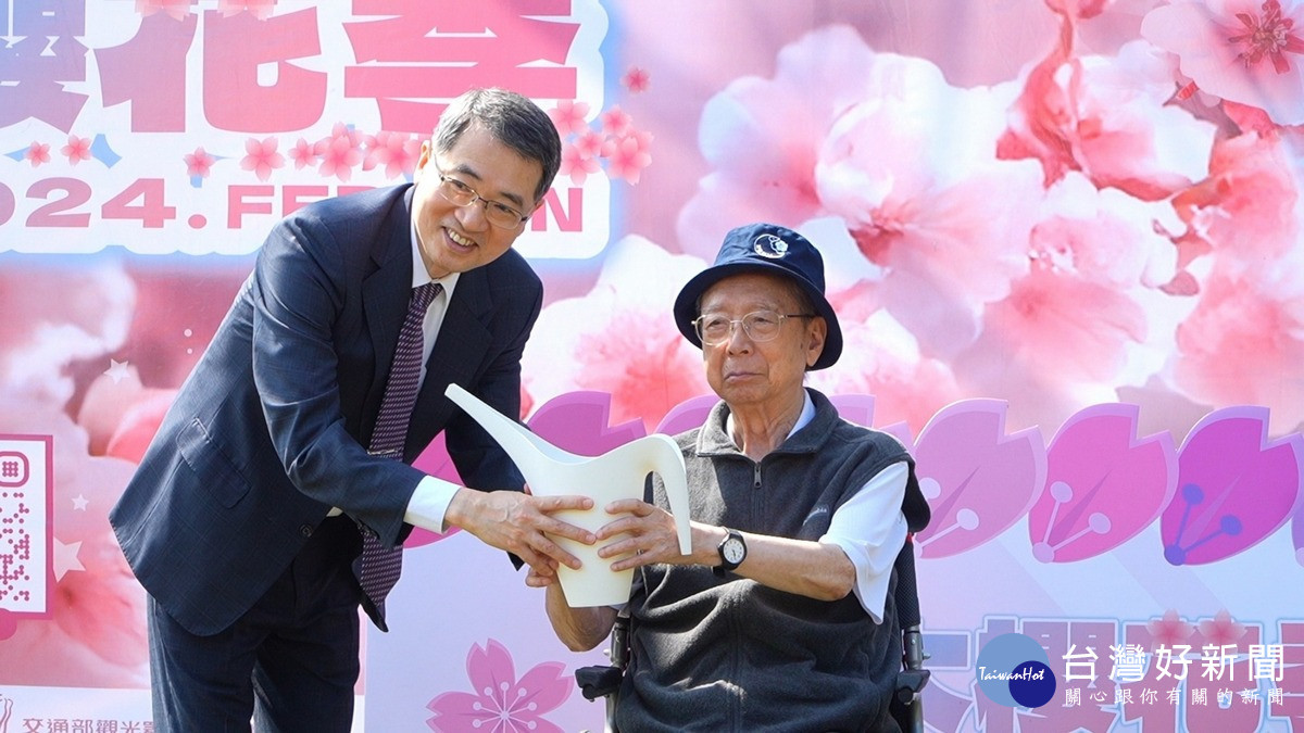 暨大首任校長袁頌西將澆灌器遞交給現任校長武東星,象徵永續校園的傳承與交棒。?