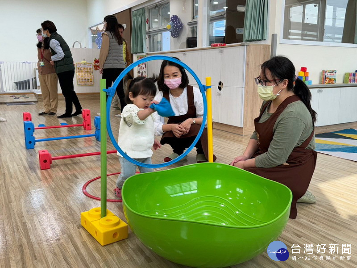 ▲燕巢家園內多元的遊具協助幼兒發展。