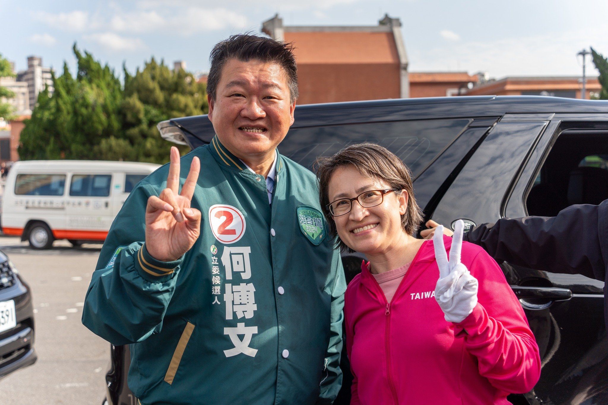 何博文(左)接任民進黨副秘書長。翻攝何博文臉書