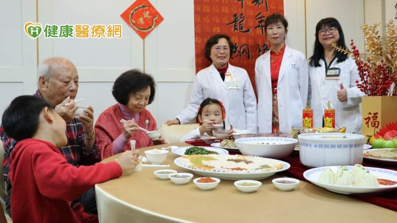 長輩牙口不好咬不動?北榮設計11道年菜牙齦就可咬碎! 老阿祖吃完笑開懷
