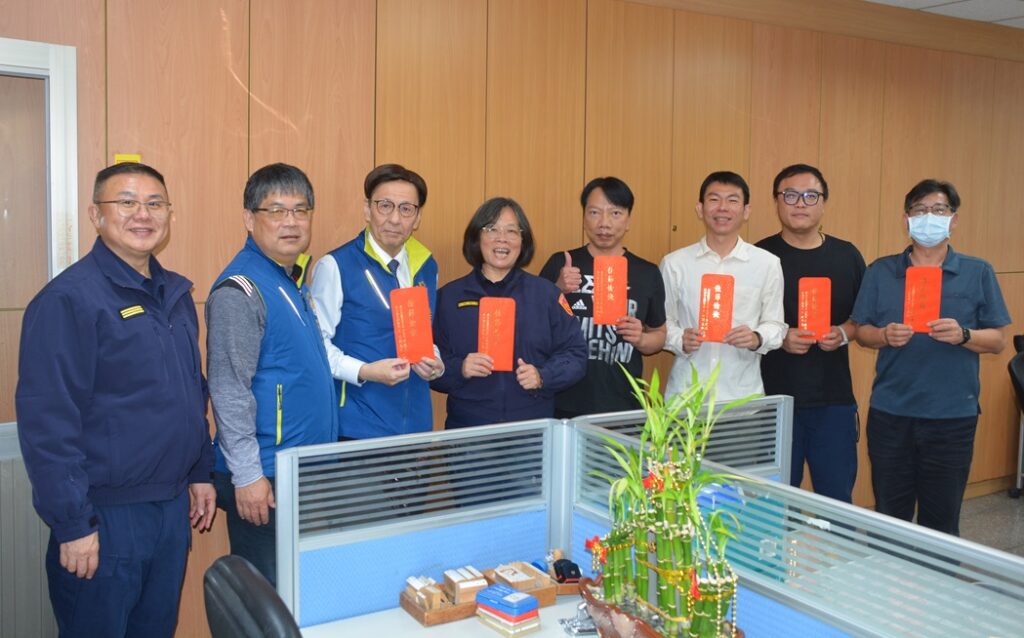 ▲圖說:警友會第四辦事處主任鄭永和致贈執勤員警慰勉紅包 (圖/台中市政府提供)