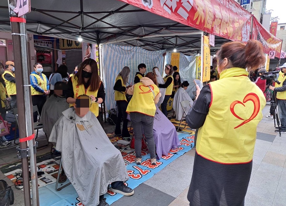 ▲圖說:寒冬送暖活動提供義剪服務 (圖/台中市政府提供)