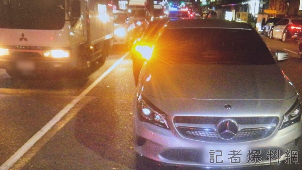 ▲一輛保時捷Taycan疑似未注意車前狀況，撞上停燈紅燈的賓士CLA200。（圖／民眾提供）