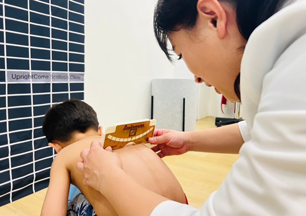 脊椎側彎是兒科族群中常見的脊椎疾病,其中有八成是原發性,好發的年齡在10到15歲左右,民眾最常誤解脊椎側彎是姿勢不良所導致,事實上,醫學界目前尚未找到明確造成原發性脊椎側彎的致病原因,所以脊椎側彎在青少年時期須特別重視,主因是孩子在快速成長期時,身高變化最大,也是惡化風險最高的時間。 脊椎側彎是兒科族群中常見的脊椎疾病,其中有八成是原發性,好發的年齡在10到15歲左右,民眾最常誤解脊椎側彎是姿勢不良所導致,事實上,醫學界目前尚未找到明確造成原發性脊椎側彎的致病原因,所以脊椎側彎在青少年時期須特別重視,主因是孩子在快速成長期時,身高變化最大,也是惡化風險最高的時間。