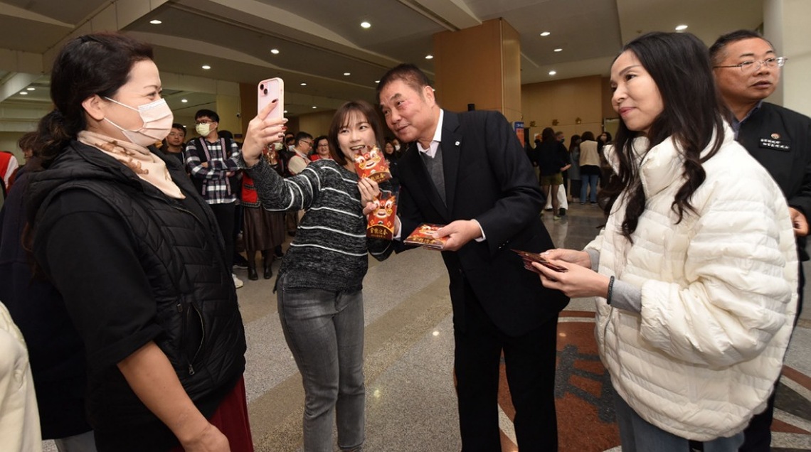 苗縣長鍾東錦感謝同仁辛勞 各局處發放福袋祝福新年快樂
