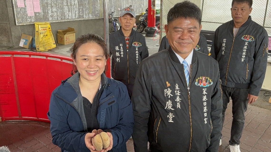 春節擲筊送轎車金媽祖 嘉義縣東石港口宮媽祖追流行也送iphone 15 pro