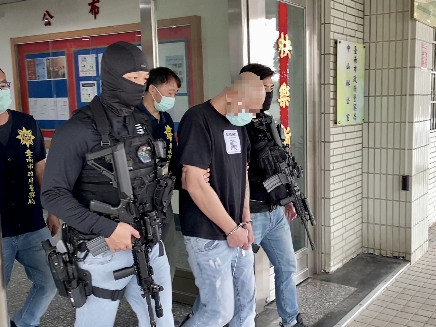 ▲台南市刑警大隊偵七隊查獲因槍砲、詐欺、傷害、公共危險、洗錢防制法等20條通緝，累計刑期20年的鍾嫌。（圖／記者陳彥霖翻攝）