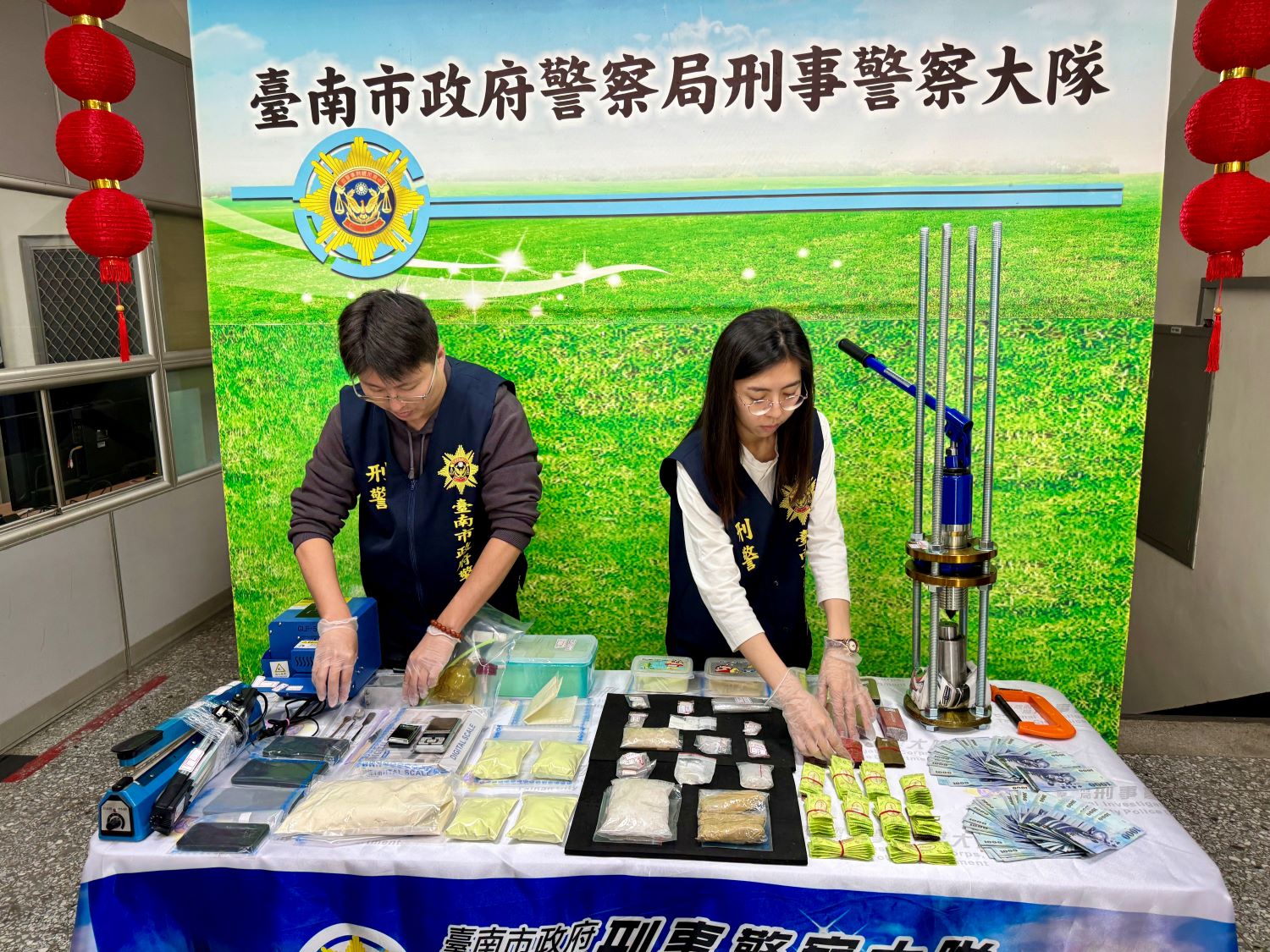 ▲警方起出贓款、毒品及製毒工具等證物。（圖／記者陳彥霖翻攝）