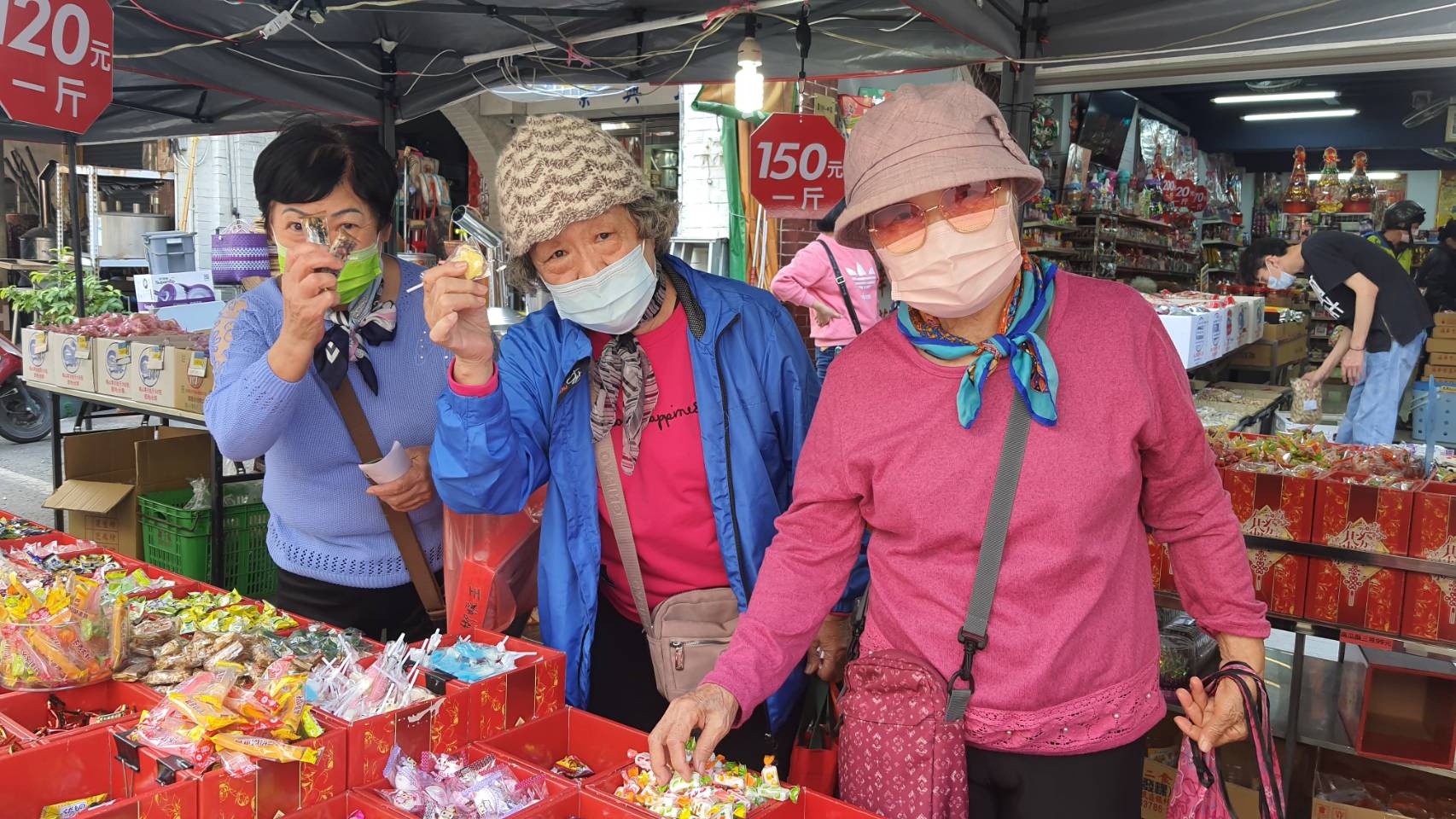 ▲彰化榮家帶領長輩到田中鎮年貨大街，大家作伙來迺街，採購年貨，讓住民感受濃濃年節氣息，和熱鬧迎春節的歡樂氣氛。（記者張溎壕攝）