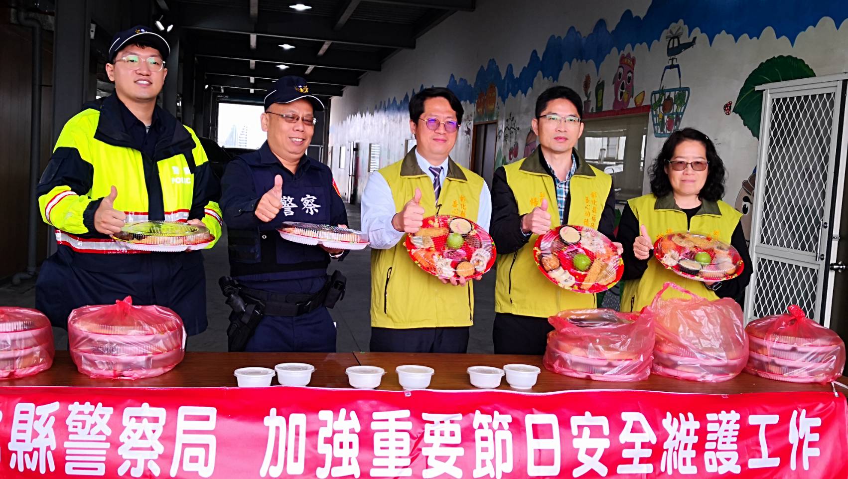 ▲彰化縣福德善心功德會以送年菜活動關懷特殊境遇家庭,由北斗分局協助調查需要幫助的家庭,並由彰化縣福德善心功德會派員逐一送至需要的家庭。(記者張溎壕攝)