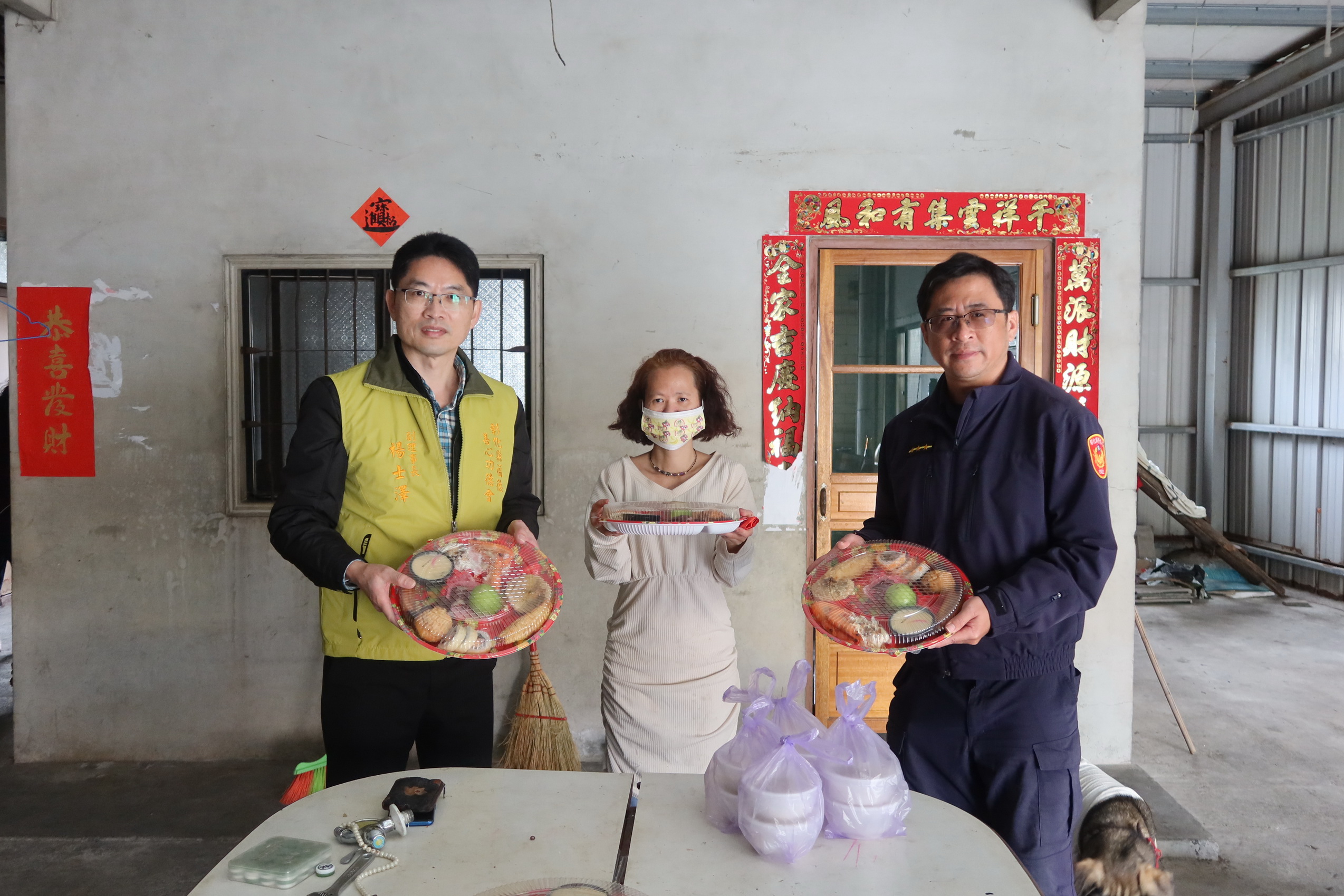 ▲彰化縣福德善心功德會以送年菜活動關懷特殊境遇家庭，由北斗分局協助調查需要幫助的家庭，並由彰化縣福德善心功德會派員逐一送至需要的家庭。（記者張溎壕攝）