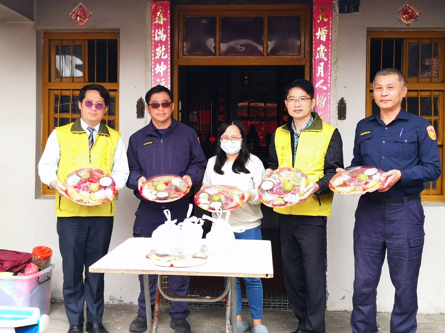 ▲彰化縣福德善心功德會以送年菜活動關懷特殊境遇家庭，由北斗分局協助調查需要幫助的家庭，並由彰化縣福德善心功德會派員逐一送至需要的家庭。（記者張溎壕攝）