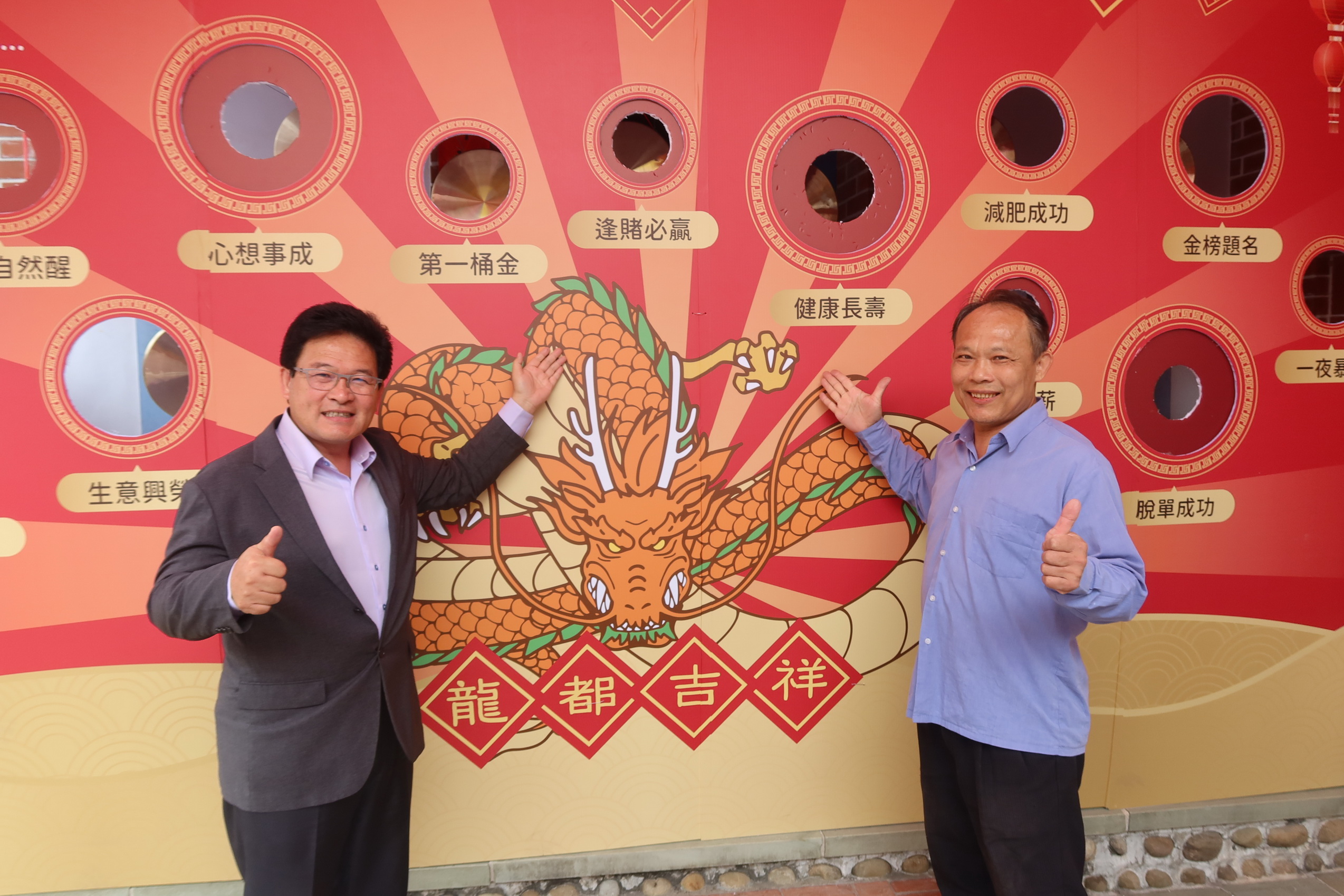▲社頭鄉清水岩寺迎接新春特別新增春牛迎春、祈福許願牆、撫摸貔貅等有趣選項,增添了迎春的氛圍。(記者張溎壕攝)