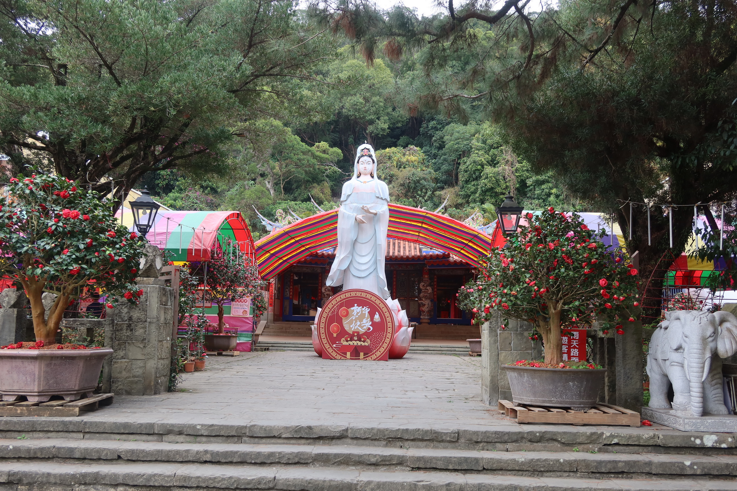 ▲社頭鄉清水岩寺迎接新春特別新增春牛迎春、祈福許願牆、撫摸貔貅等有趣選項，增添了迎春的氛圍。（記者張溎壕攝）