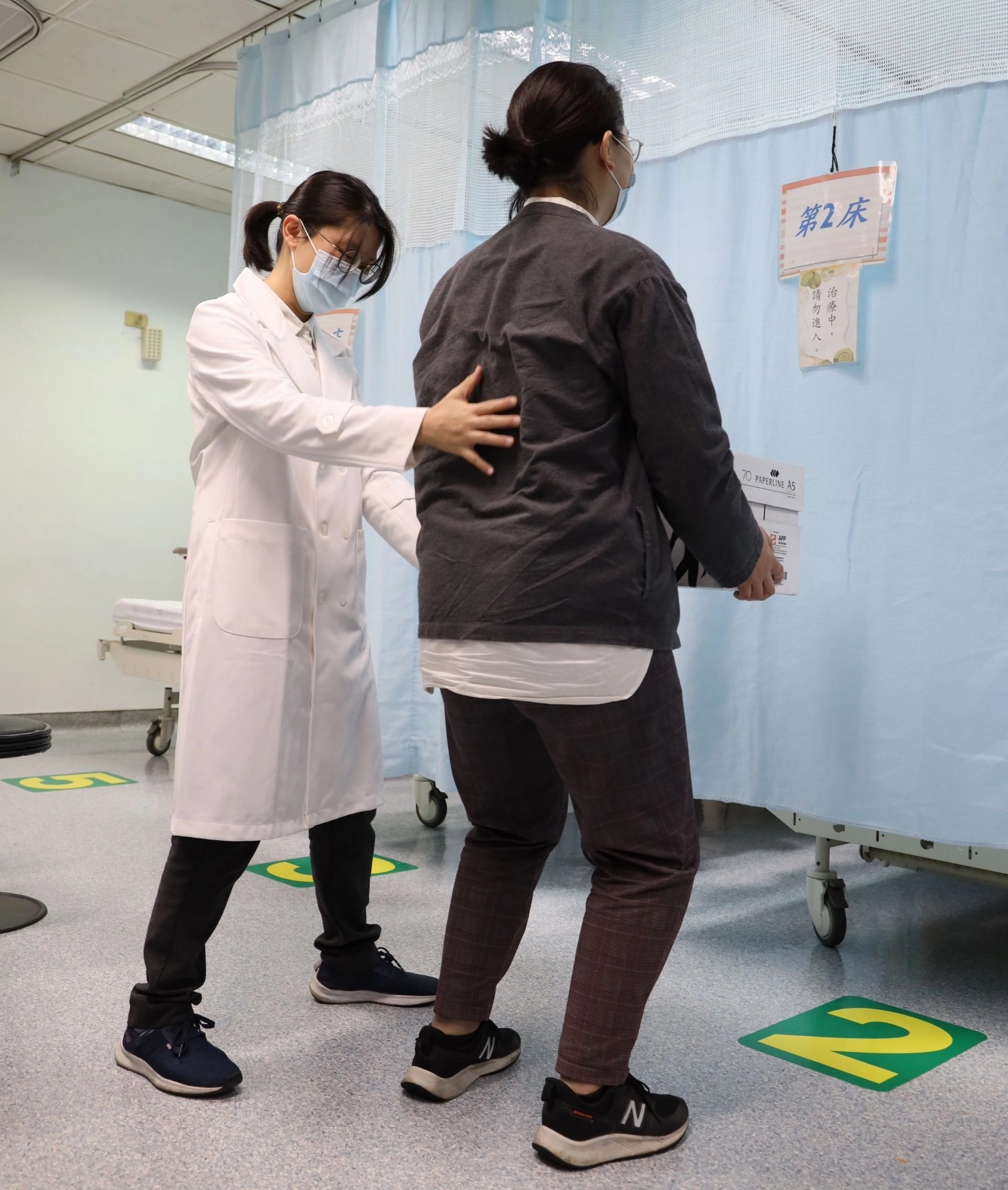 關山慈濟醫院劉育婷中醫師提醒即將要進行大掃除的民眾，搬運東西或頻繁重複某出力動作時，要綜合運用身體各部位的力量、適度休息，才不會導致身體受傷。