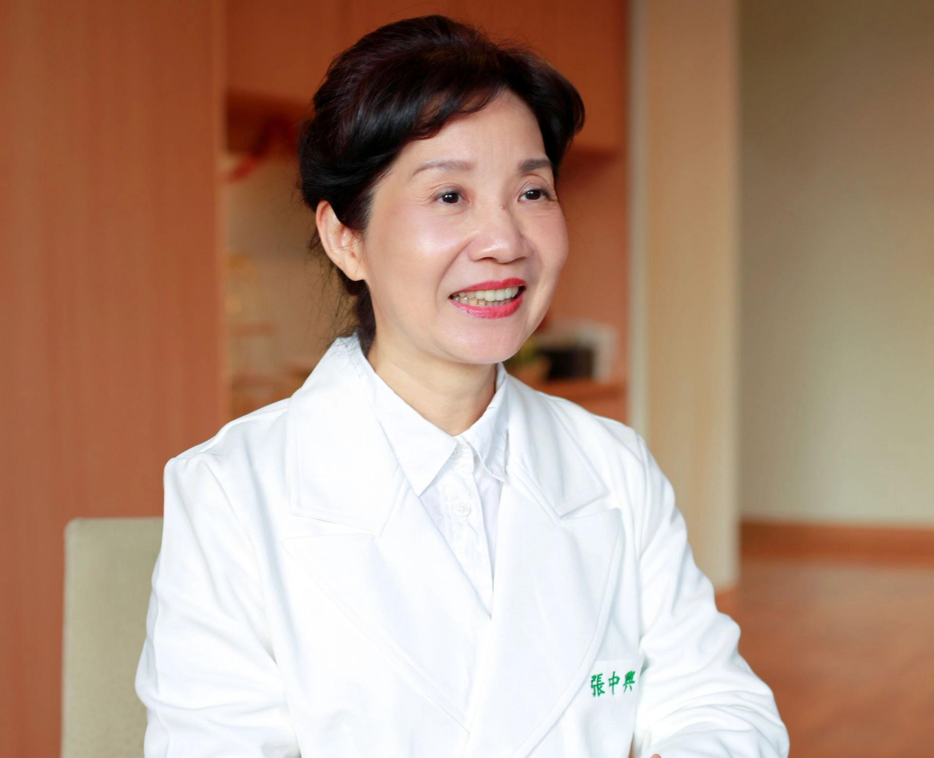 張中興主任分析基底細胞癌特性,雖然很少遠端轉移,但是容易往下侵犯,病人因為無痛,放著不處理,最後造成完全切除的困難。