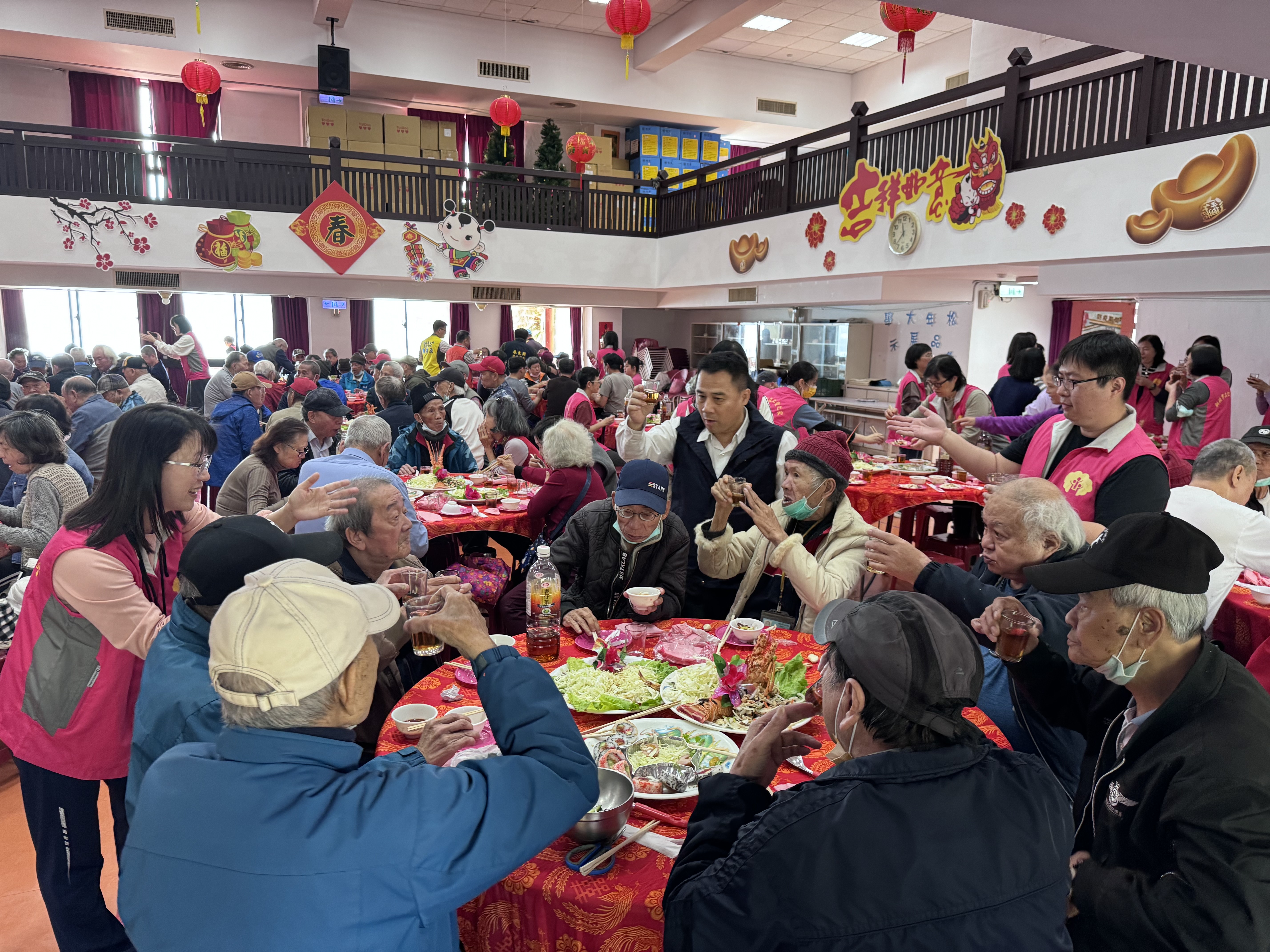 仁愛之家邀鄰近獨居長者一起圍爐　資深藝人獻唱還有扯鈴炫技　提前歡度春節