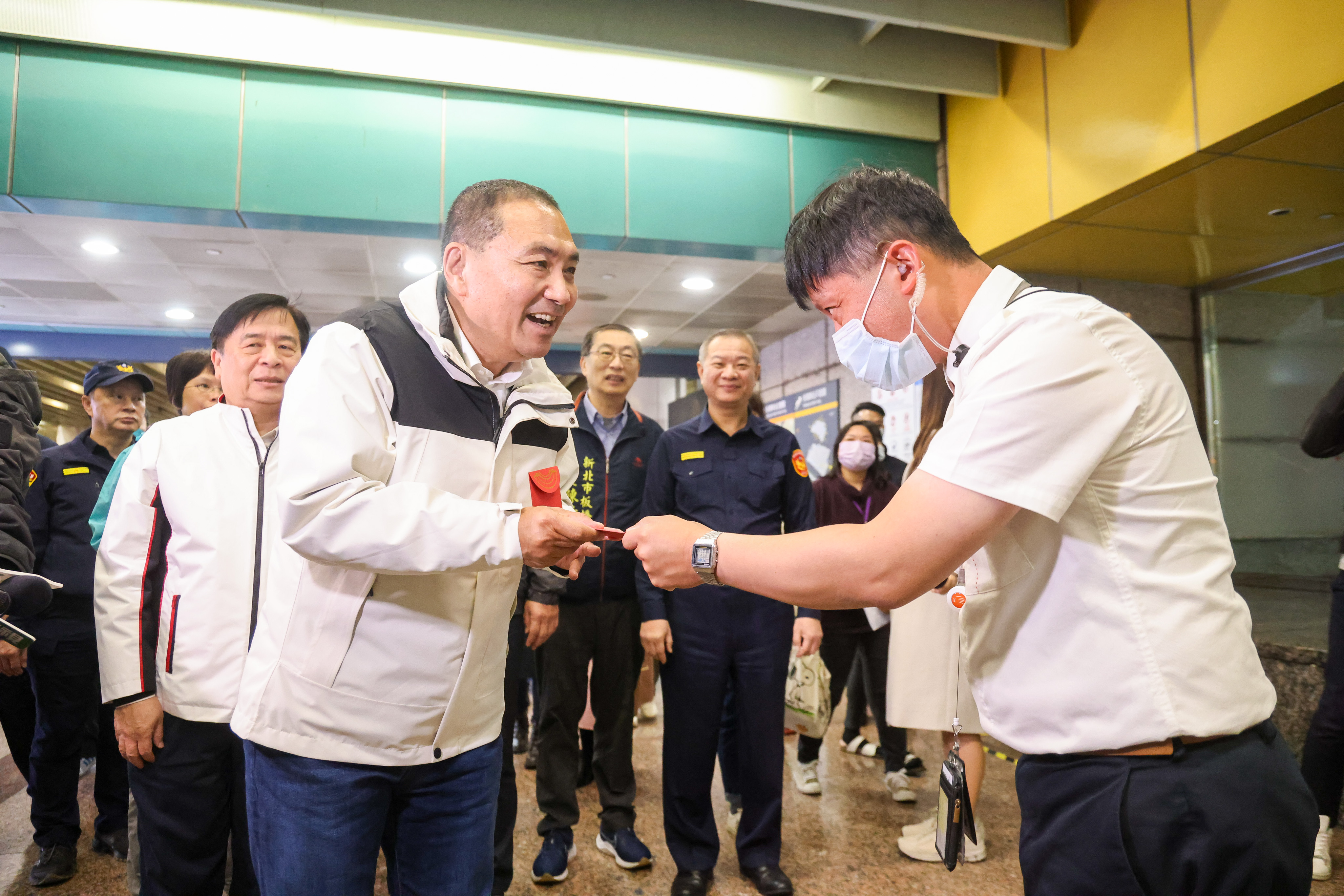 關心春節交通疏運　侯友宜慰勞臺鐵、高鐵和警察駐在所人員　發送龍年福袋拜早年