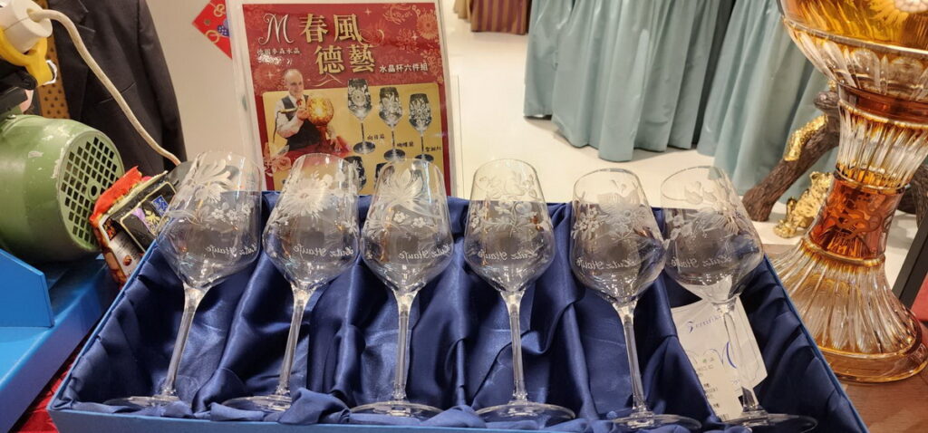 今年特別推出的「春風德藝」水晶杯組，在六只晶瑩剔透水晶杯上，大師以秀逸生動的手法，分別雕刻瓔珞百合、向日葵、天堂鳥、四季海棠、蝴蝶蘭和聖誕紅花朵。