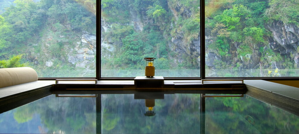 沐蘭SPA每間芳療室皆有大片玻璃窗,體驗療程之餘還可一覽山水之美