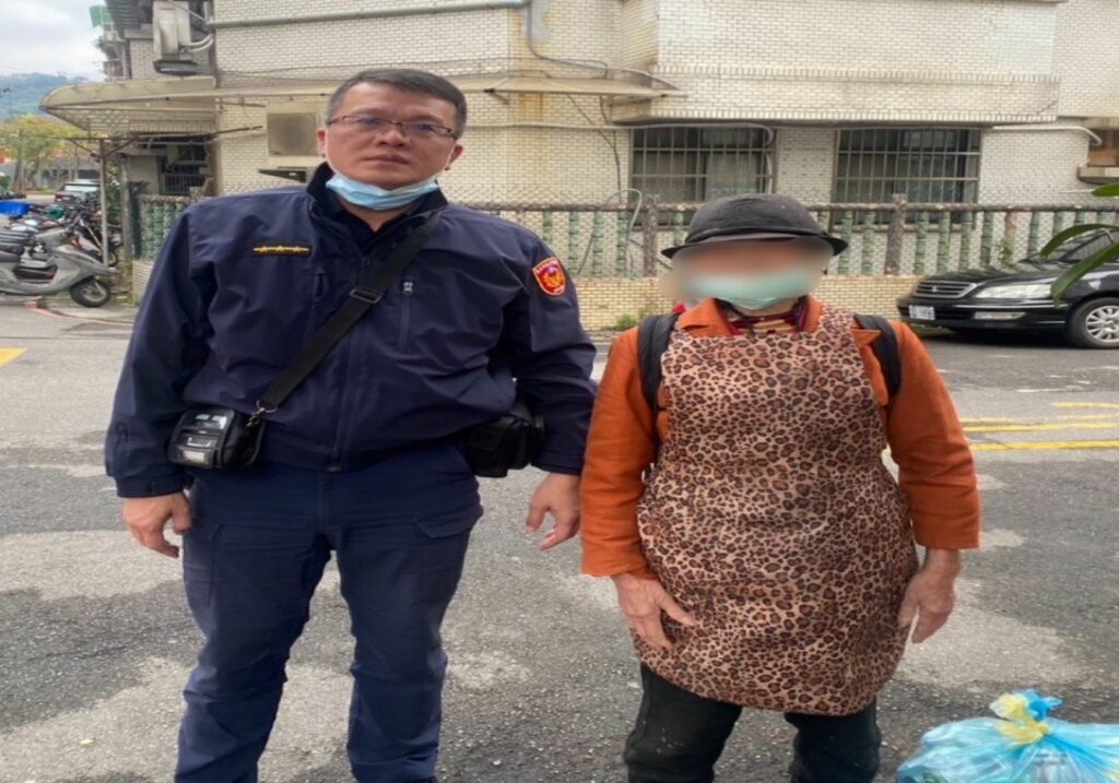 廖等2員先行攙扶其至巡邏車內安置、休息,隨即輔以警用查詢系統確認黃陳姓老婦人居住於忠誠路一段,為確保其安全