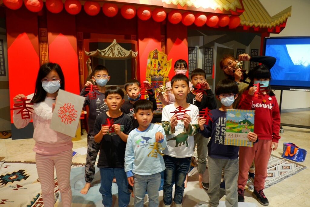 「請眾仙迎神—宮廟藝術展」透過繪本導讀、解謎遊戲、剪紙藝術、絹印體驗工作坊等精彩活動帶領大、小朋友深入瞭解彰化傳統文化。