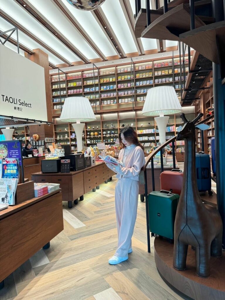 6.3米挑高打造雙層環景書牆,加上超現實的純白巨型檯燈,店外朱紅英文字母牆面從陶淵明經典作品沿伸,機場最美書店當之無愧!_