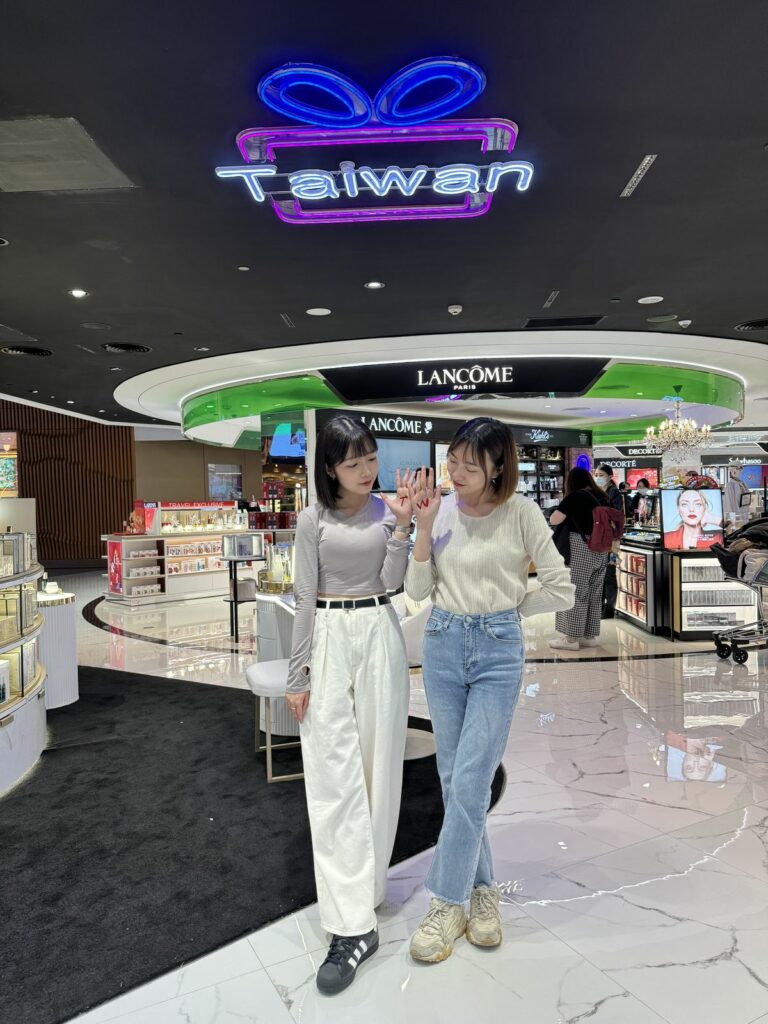 在桃園國際機場的十大拍照打卡點擺出不限於手勢、肢體或其他的「TW」美照,就有機會抽到日本東京雙人來回機票。(昇恆昌免稅商店提供)_