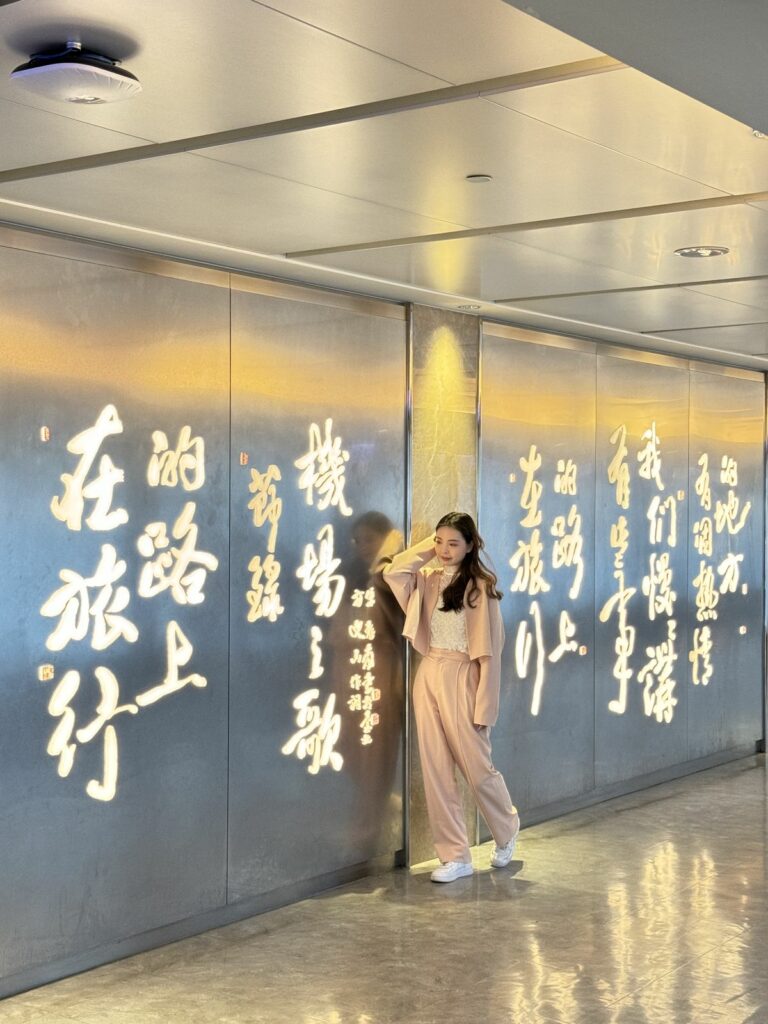 桃園國際機場第一航廈A、B區都有的文學之牆,寫著斗大的在旅行的路上、台灣,是最代表台灣文化與旅行祝福的必拍景點(昇恆昌免稅商店提供)_