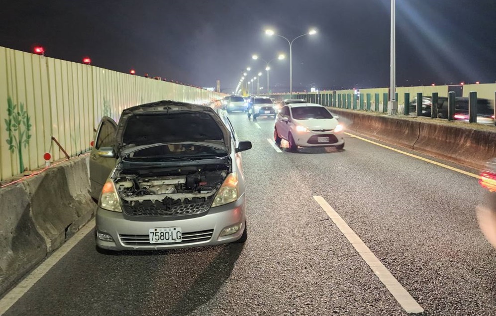 ▲圖說：中市交警第一中隊小隊長劉文雄巡邏經台74線快速道路時，發現自小客車拋錨路中              （圖／台中市政府提供）