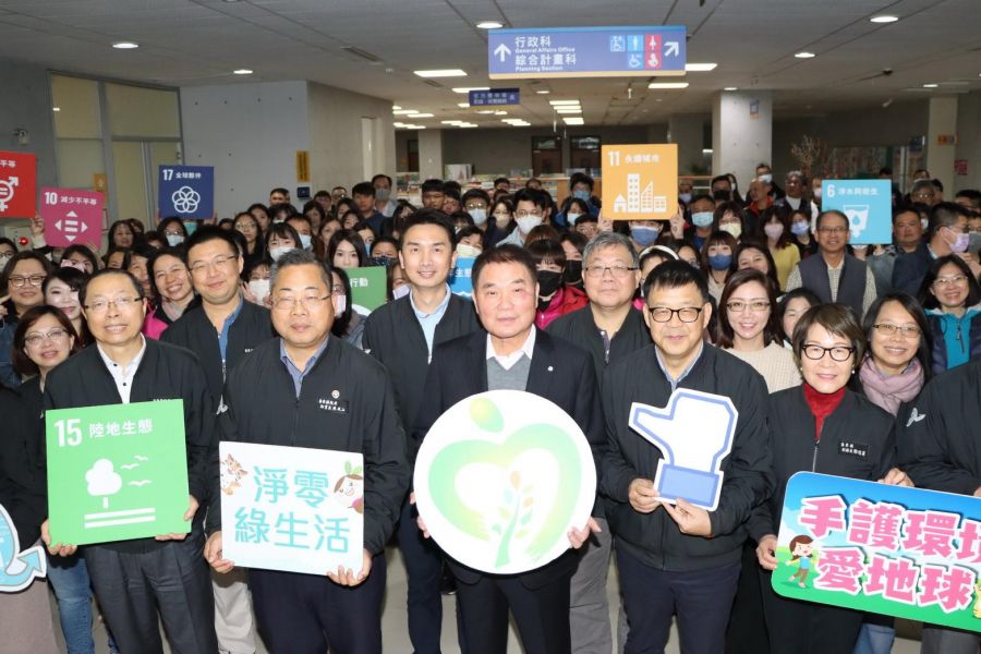 感謝同仁辛勞 鍾東錦發放福袋祝福新年快樂