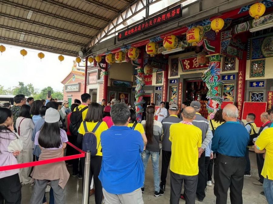 民眾廟宇祈福市長發紅包 旗山警宣導防詐龍好運
