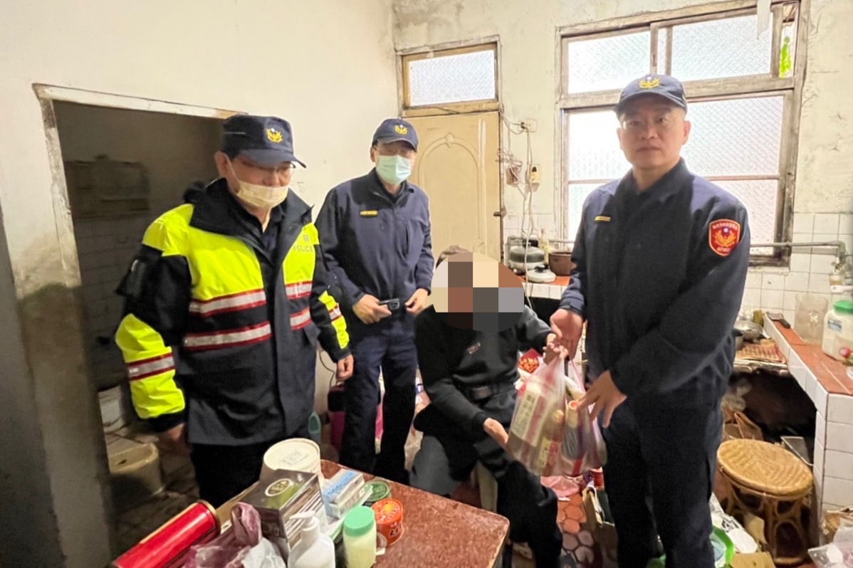 林口警分局與財團法人新北市竹林山觀音寺共同參與寒冬送暖行動，向弱勢家庭提供物資援助，期盼協助民眾渡過溫馨的年節。（記者黃荷琇 翻攝）