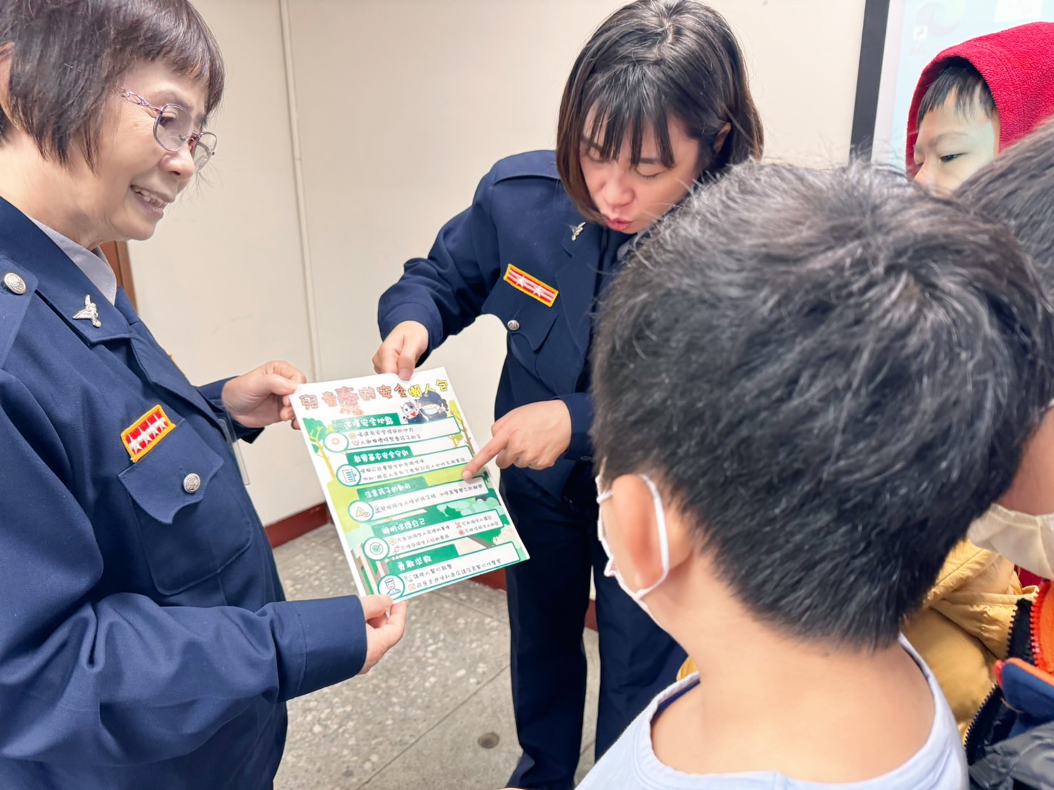 孩童如發生走失情形,可在原地請路人協助打電話給家人或警察到場,以確保安全。(記者黃荷琇 翻攝)
