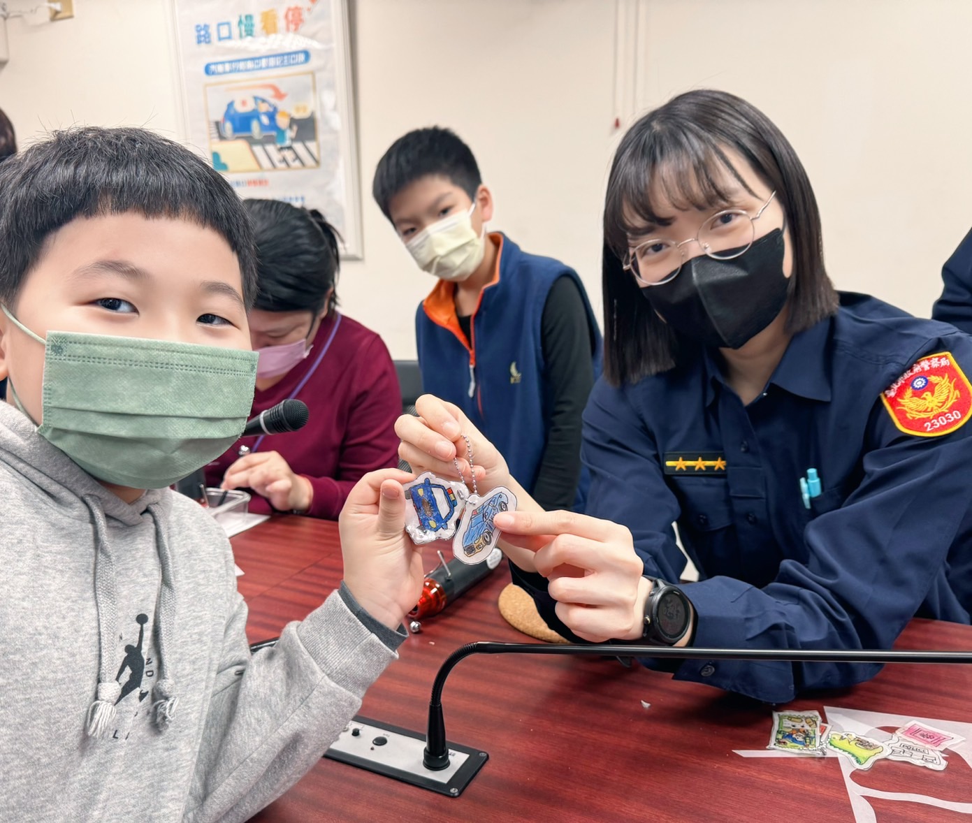 北市警婦幼隊創DIY互動課程,推廣防詐法治教育。(記者黃荷琇 翻攝)