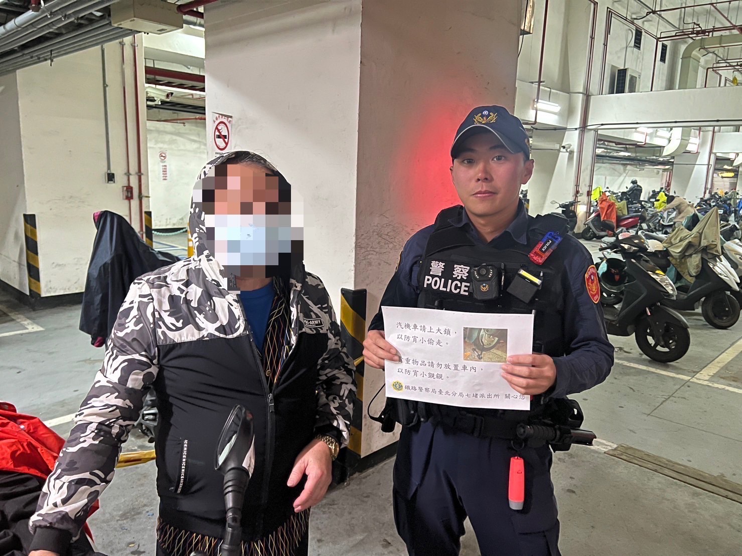 警方向民眾宣導汽、機車防竊宣導。(記者宋紹誠翻攝)