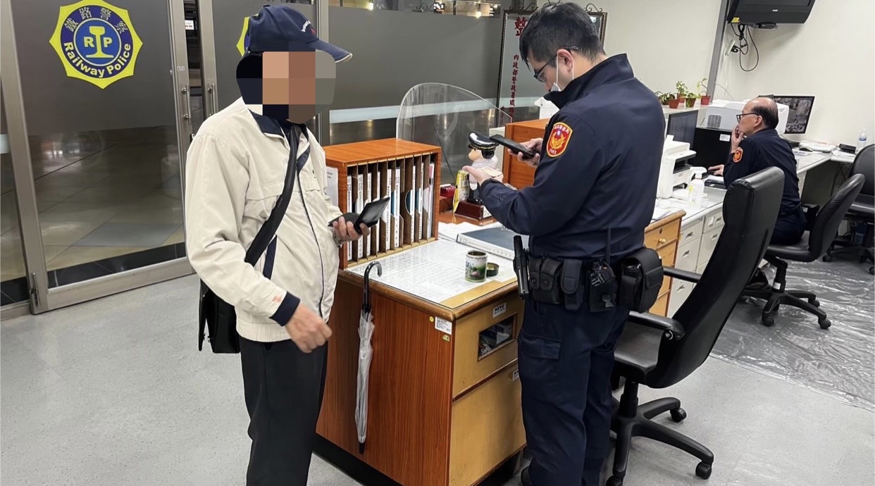 警員蘇奕光自掏腰包協助老翁購買車票。(記者宋紹誠翻攝)
