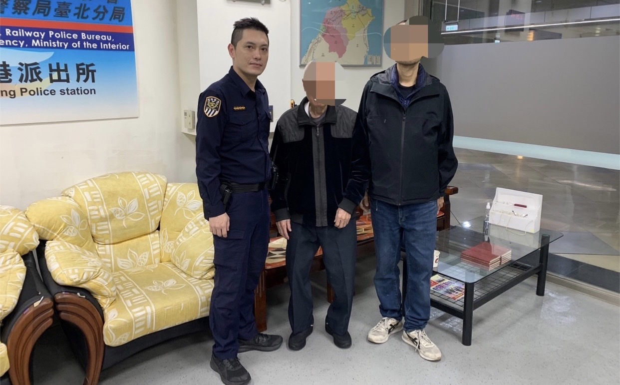 警方協助老翁聯繫到家屬至所接老翁返家。(記者宋紹誠翻攝)