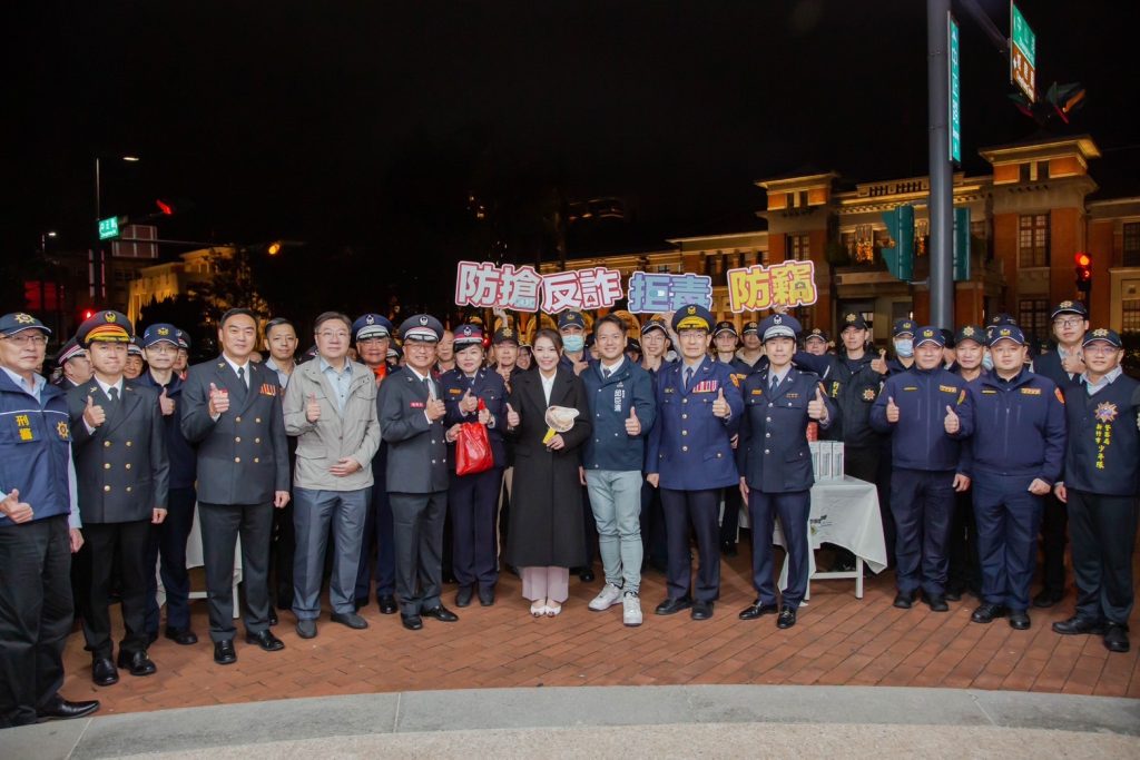 市長高虹安率領市府團隊慰問警察局直屬隊、消防局中山分隊。(圖/記者林照東翻攝)