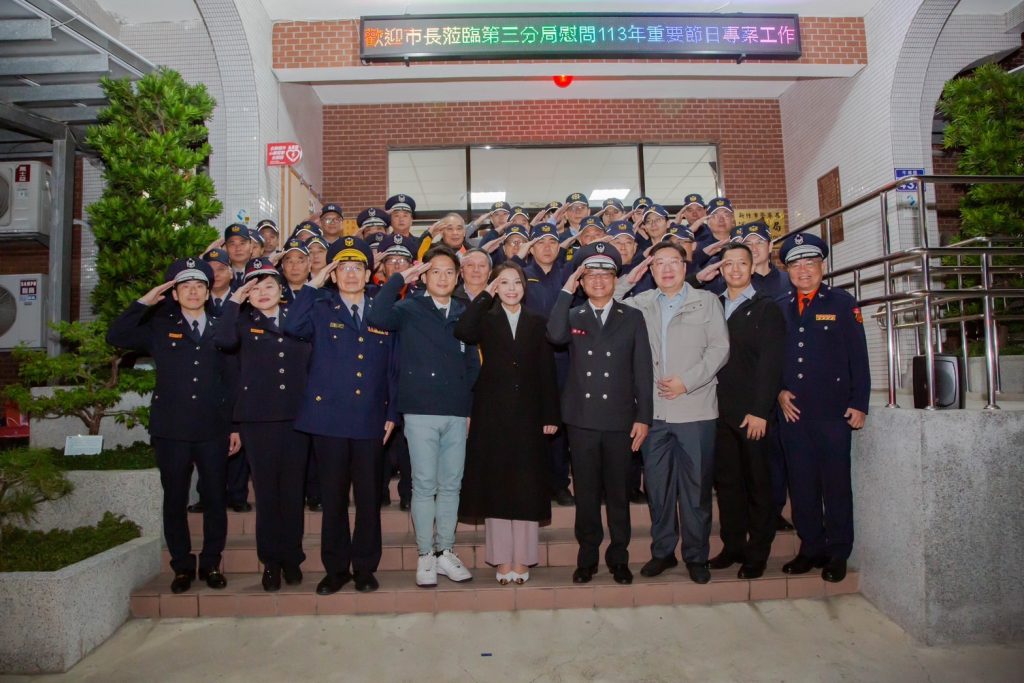 市長高虹安率領市府團隊慰問警察局。(圖/記者林照東翻攝)