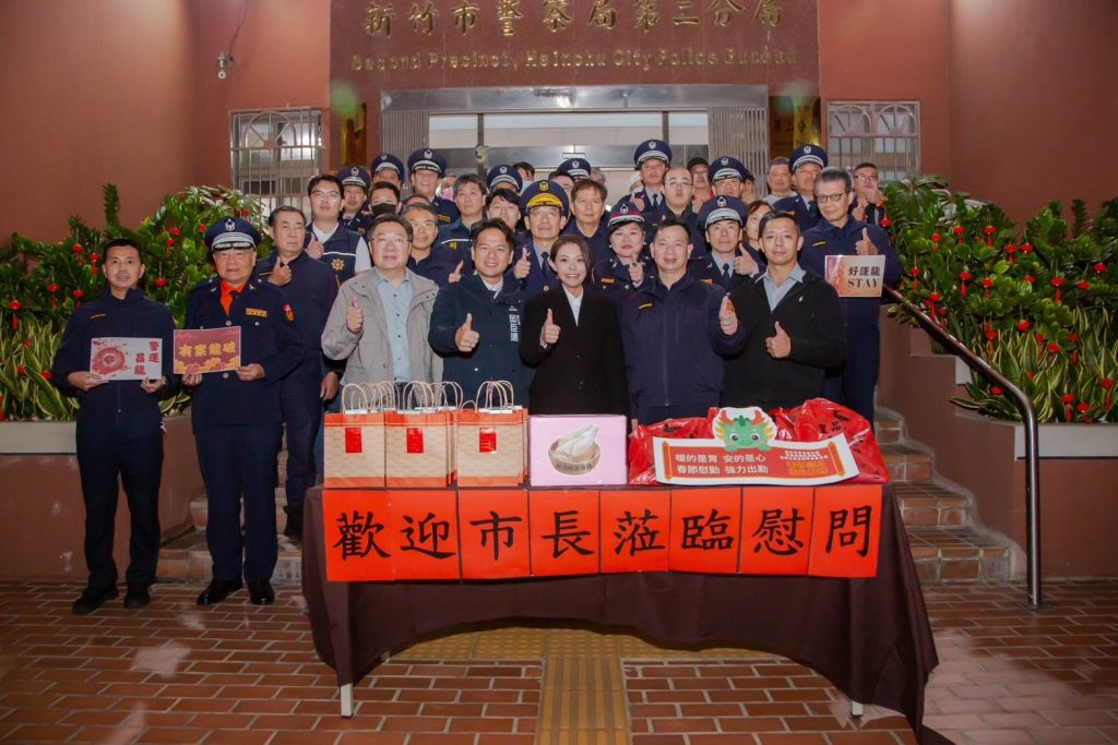 市長高虹安率領市府團隊慰問警察局。(圖/記者林照東翻攝)