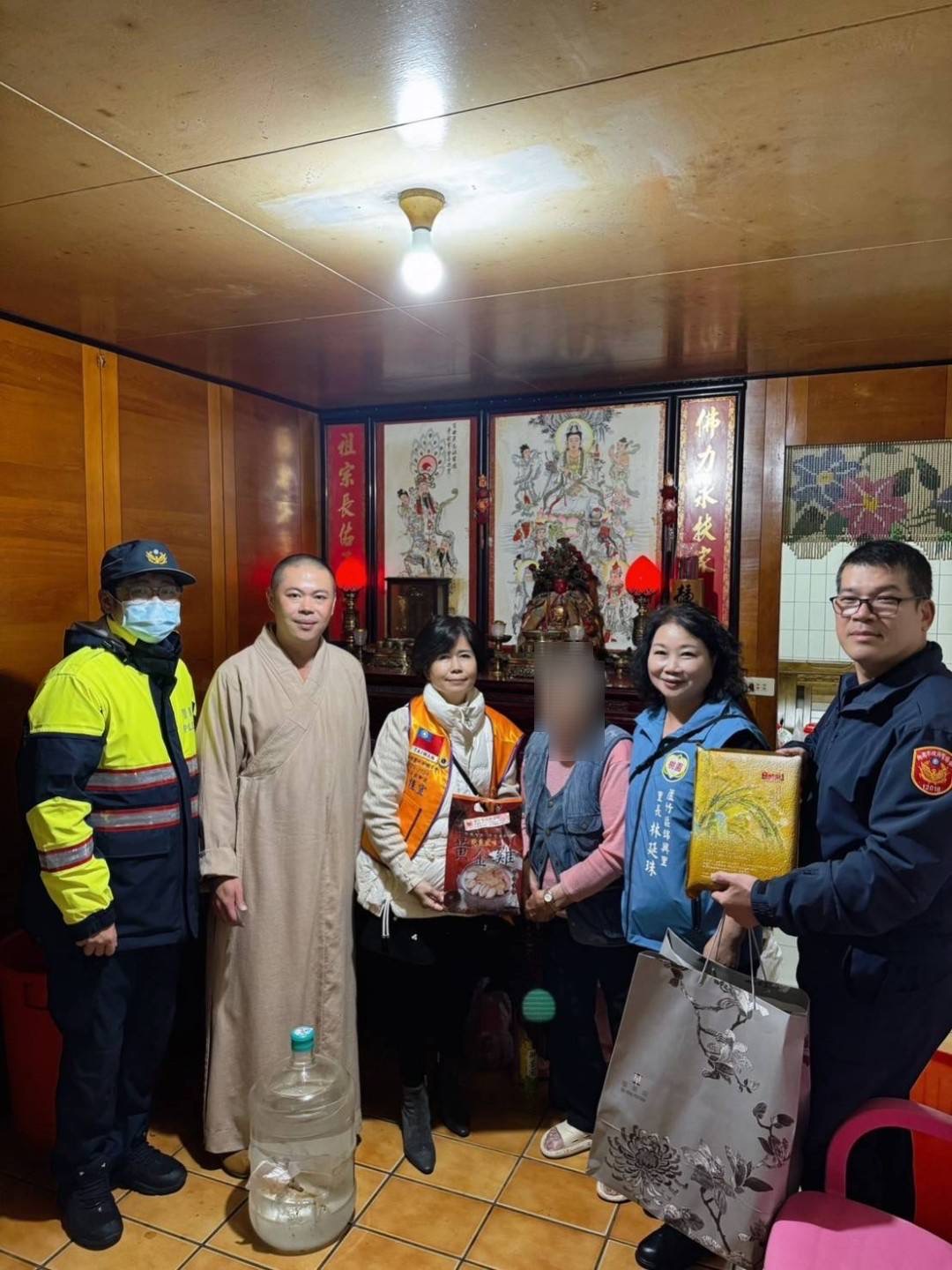 蘆竹警與民間力量結合送愛心。（記者徐煜勝翻攝）