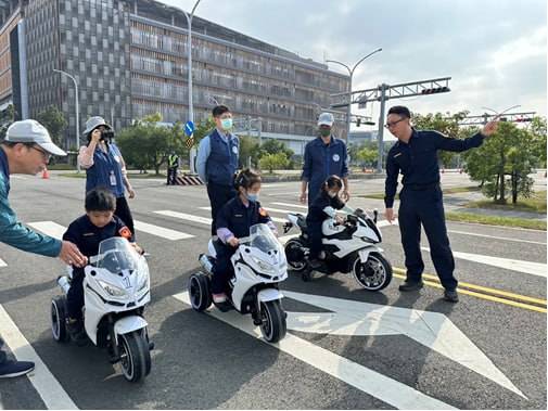 歸仁警乳鴿交通日記 平交道前請留心 注意安全停看聽。〈圖/記者蔡宗武翻攝〉