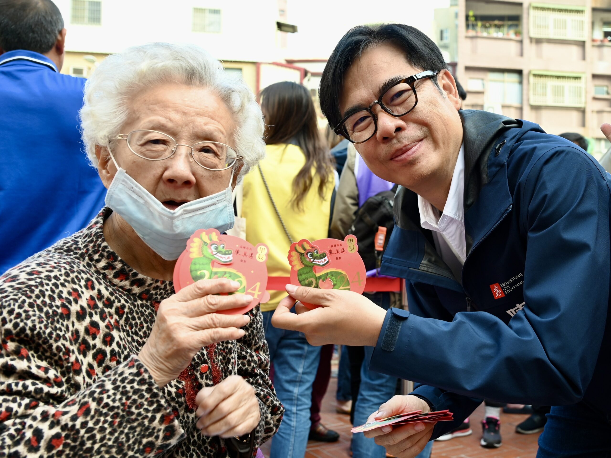 新春祝福熱烈進行中 陳其邁走春發小紅包祝市民平安、市政昌隆