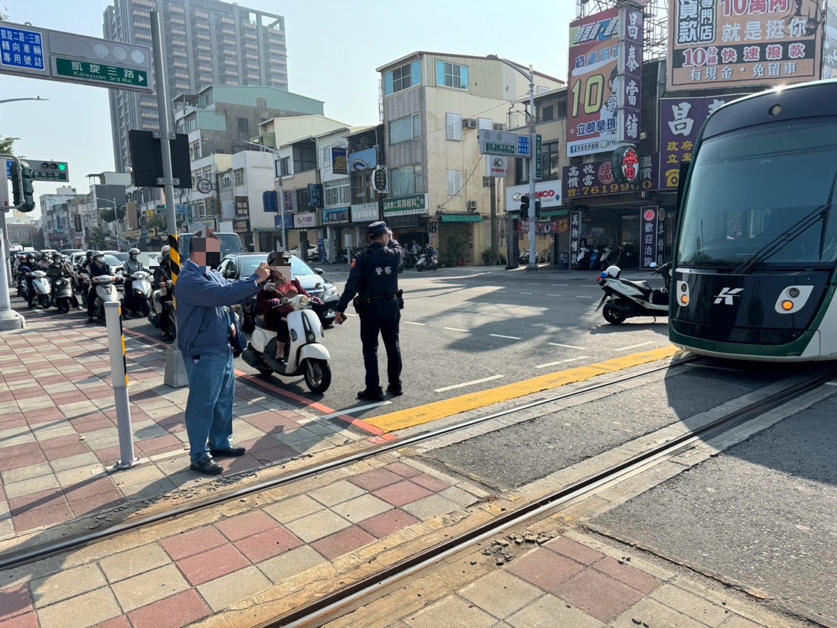 右轉撞輕軌 6旬女騎士輕傷