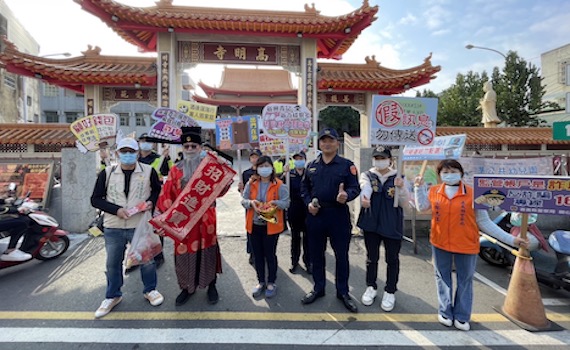 朴子警分局扮財神爺報喜 宣導犯罪預防平安過好年